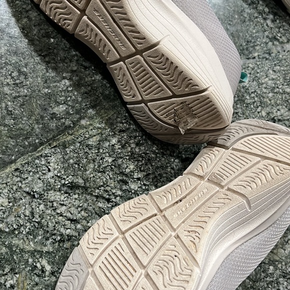 Grey and teal Skechers woman’s arch comfort - Picture 4 of 4